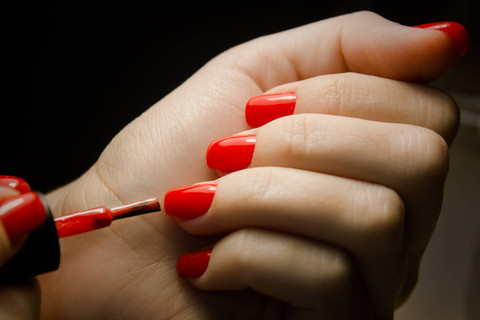 Ilustrasi perempuan mewarnai kuku. Foto: Shutterstock