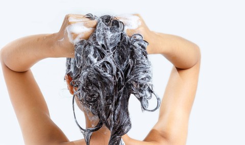 Ilustrasi Menggunakan Shampo untuk Rambut Berminyak. Foto: Shutterstock
