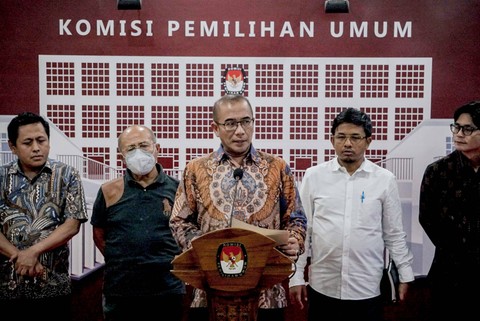 Ketua Komisi Pemilihan Umum (KPU), Hasyim Asy'ari (tengah) menyampaikan keterangan kepada wartawan pada konferensi pers di KPU RI, Jakarta, Rabu (21/12/2022). Foto: Jamal Ramadhan/kumparan