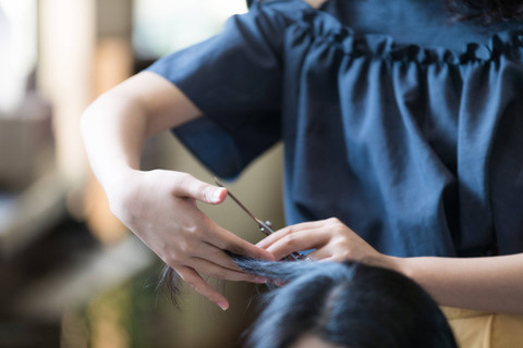 Ilustrasi potong rambut. Foto: Shutterstock