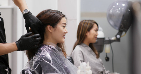 Ilustrasi perempuan potong rambut. Foto: Shutterstock