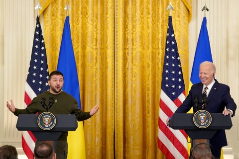 Presiden AS Joe Biden dan Presiden Ukraina Volodymyr Zelensky mengadakan konferensi pers bersama di Ruang Timur Gedung Putih di Washington, AS, Rabu (21/12/2022). Foto: Kevin Lamarque/REUTERS