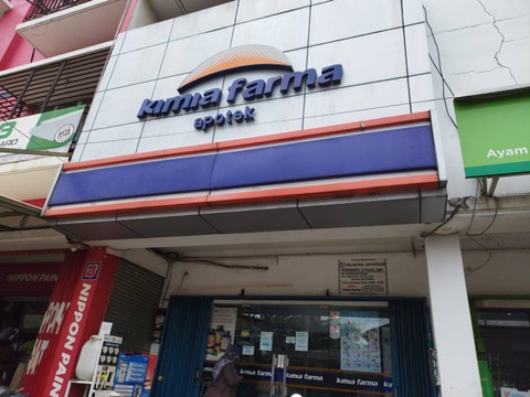 Apotek Kimia Farma di Cibinong kehabisan stok parasetamol generik. Foto: Andin Danaryati/kumparan