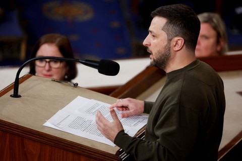 Presiden Ukraina Volodymyr Zelensky menyampaikan pidato pada pertemuan bersama Kongres AS di House Chamber of U.S. Capitol di Washington, AS, Rabu (21/12/2022). Foto: Jonathan Ernst/REUTERS