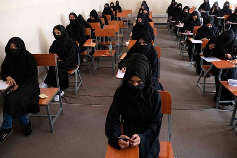 Mahasiswi Afghanistan mengikuti ujian masuk di Universitas Kabul di Kabul, Afghanistan. Foto: Wakil Kohsar/AFP