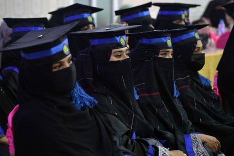 Mahasiswa Fakultas Teknik dan Ilmu Komputer menghadiri upacara wisuda mereka di Universitas Benawa di Kandahar, Afghanistan. Foto: JAVED TANVEER/AFP