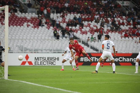 Pemain Timnas Indonesia Egy Maulana Vikri mencetak gol pertama saat lawan Kamboja dalam pertandingan Grup A Piala AFF 2022 di Stadion Utama gelora Bung Karno (SUGBK), Jakarta, Jumat (23/12/2022). Foto: Aditia Noviansyah/kumparan