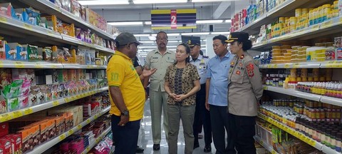 Jelang Nataru, Pj Bupati Sorong Sidak Sejumlah Swalayan (2)