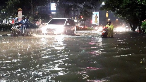 Jalan Protokol di Sukoharjo Tergenang Air Saat Hujan Deras, Banyak Motor Mogok (1)