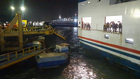 Mobil Tercebur ke Laut Saat Hendak Masuk Feri di Pelabuhan Merak (1)