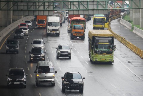 Kendaraan melintas di Tol Jakarta- Cikampek di kawasan Bekasi pada Sabtu (24/12/2022). Foto: Iqbal Firdaus/kumparan