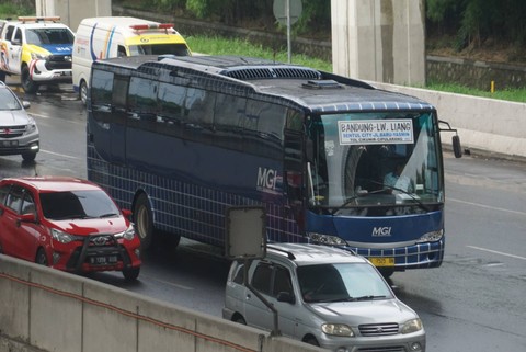 Kendaraan melintas di Tol Jakarta- Cikampek di kawasan Bekasi pada Sabtu (24/12/2022). Foto: Iqbal Firdaus/kumparan