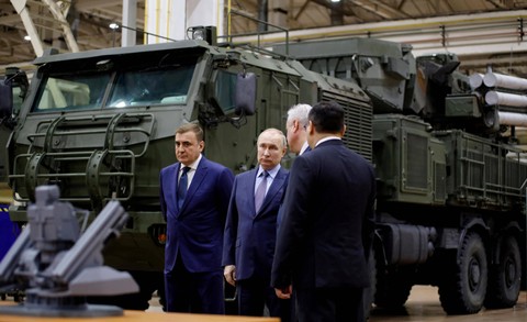 Presiden Vladimir Putin mengunjungi pabrik produksi senjata di wilayah Tula, Rusia pada Jumat (23/12/2022). Foto: Russian Presidential Press Office via Reuters