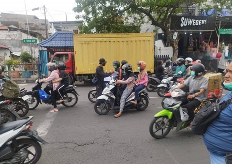 Aksi Pembentangan Spanduk Intoleran di Surabaya Dibubarkan Polisi (1)