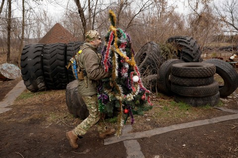 Foto: Kesederhanaan Tentara Ukraina Rayakan Natal di Garis Depan Peperangan