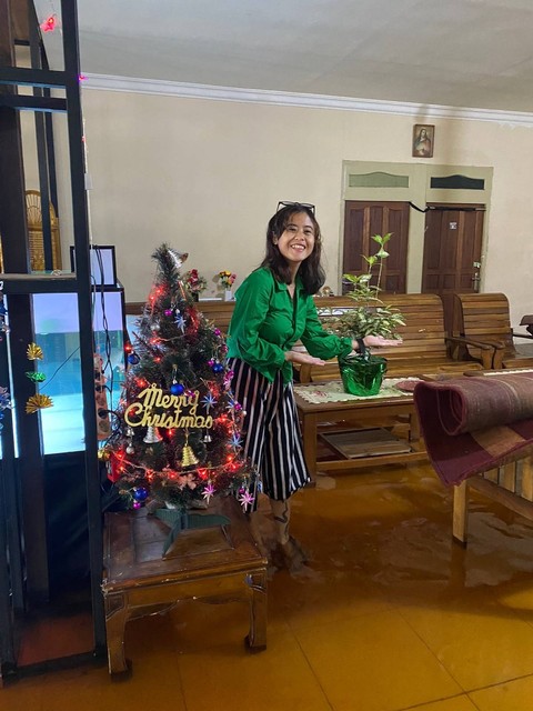 Warga Tanjung Hulu Pontianak Rayakan Natal di Tengah Banjir