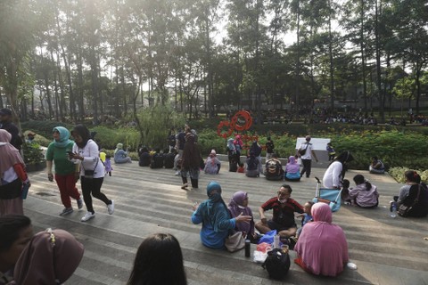 Suasana Tebet Eco Park saat libur Natal dan Tahun Baru (Nataru) pada Minggu (25/12/2022). Foto: Iqbal Firdaus/kumparan