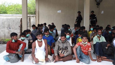 Bupati Aceh Besar Tinjau 57 Rohingya yang Terdampar di Benteng Indra Patra (1)