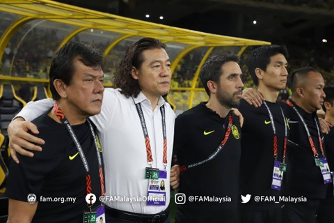 Pelatih Timnas Malaysia, Kim Pan-gon (baju putih). Foto: FA Malaysia