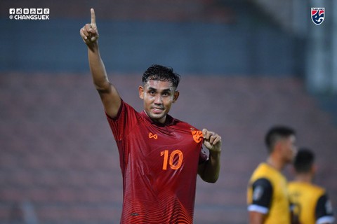 Striker Timnas Thailand, Teerasil Dangda, di Piala AFF 2022. Foto: Facebook/@changsuek