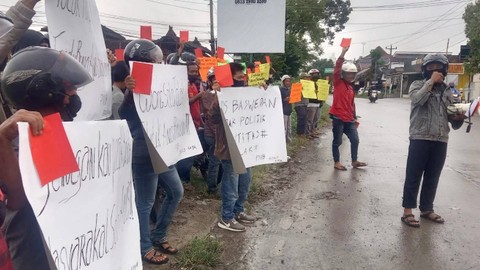 MKS Berunjuk Rasa Tolak Kedatangan Anies Baswedan di Solo