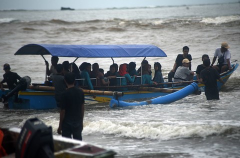Foto: Libur Akhir Tahun, Pantai Anyer Ramai Dikunjungi Wisatawan