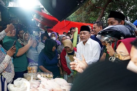 Menteri Perdagangan Zulkifli Hasan saat meninjau pasar tradisional di Stasiun Ponorogo, Jawa Timur, Minggu (25/12/2022). Foto: Kemendag RI