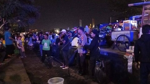 Cara Perwira Polisi Hibur Masyarakat: Berdendang Bareng Pengamen di Depan Mal (3)