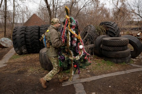 Foto: Prajurit Ukraina Hias Pohon Natal di Garis Depan Pertempuran