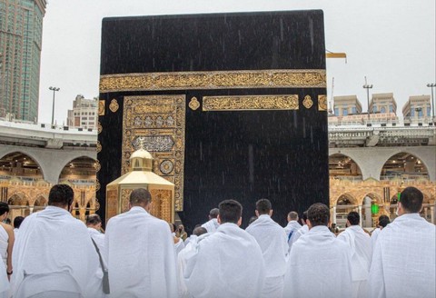 Jemaah umrah melaksanakan salat Jumat di depan Ka'bah di bawah hujan pada 23 Desember 2022. Foto: Dok. Reasah Alharmain