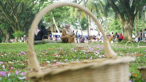 Foto: Ziarah Makam Massal, Peringati 18 Tahun Tsunami Aceh