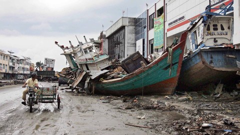 Kapal terdampar di tengah jalan di pusat kota Banda Aceh, pada 8 Januari 2005. Foto: Kazuhiro Nogi / AFP