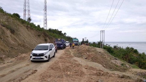 Polisi Berlakukan Sistem Buka Tutup di Jalan Ambles di Jalur Mamuju-Majene