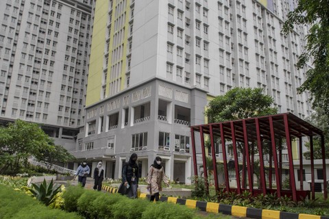 Petugas kesehatan berjalan di Rumah Sakit Darurat COVID-19 (RSDC) Wisma Atlet, Kemayoran, Jakarta, Senin (26/12/2022). Foto: Muhammad Adimaja/Antara Foto