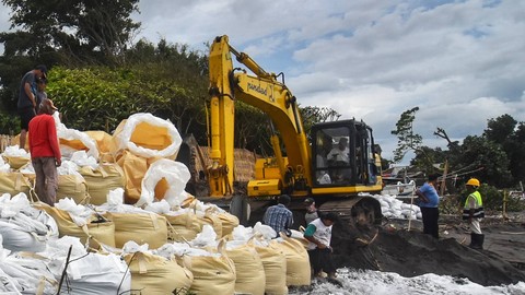 Foto: Tembok Pura Segara di NTB Roboh akibat Gelombang Tinggi