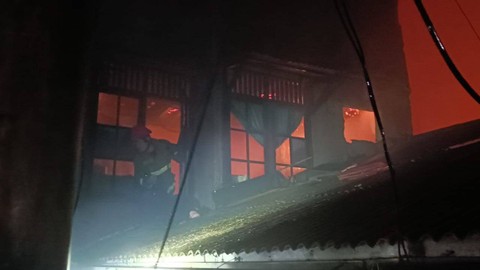 Kebakaran Rumah di Mampang Belum Padam, Kini Sudah 36 Unit Damkar Diterjunkan (1)