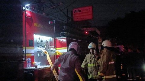 Kebakaran Rumah di Mampang Padam Setelah Hampir 5 Jam Pemadaman (1)