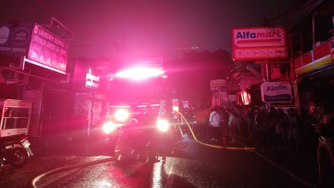 Kebakaran Rumah di Mampang Padam Setelah Hampir 5 Jam Pemadaman (2)