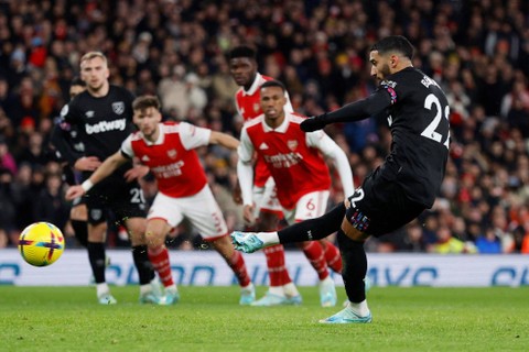 Hasil Liga Inggris: Dihiasi Drama VAR, Arsenal Comeback & Tekuk West Ham (2)