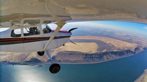 Ilustrasi pesawat Cessna yang tengah mengudara. Foto: FlyIdaho/Shutterstock