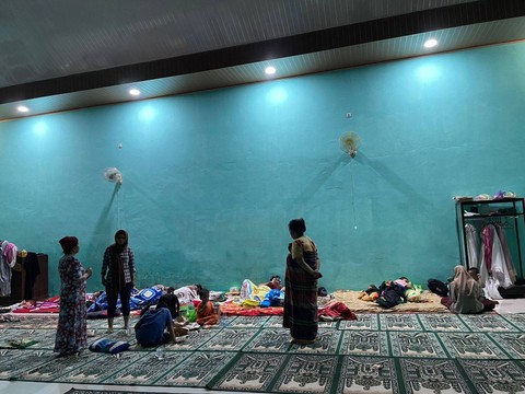 Jalan Terjal & Berbukit Tak Sulutkan Mak Ganjar Sulsel Bantu Korban Longsor Gowa (1)