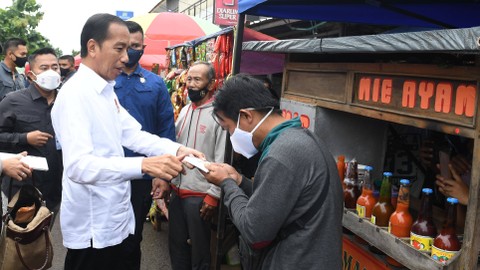 Presiden Jokowi bagikan bansos di Pasar Baru Subang. Foto: Kris/Biro Pers Sekretariat Presiden