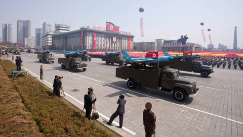 Drone Korea Utar ditampilkan selama parade militer melewati alun-alun Kim Il-Sung yang menandai peringatan 60 tahun gencatan senjata perang Korea di Pyongyang pada 27 Juli 2013. Foto: Ed JONES / AFP
