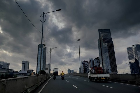 Awan mendung menyelimuti Jakarta. Foto: Jamal Ramadhan/kumparan