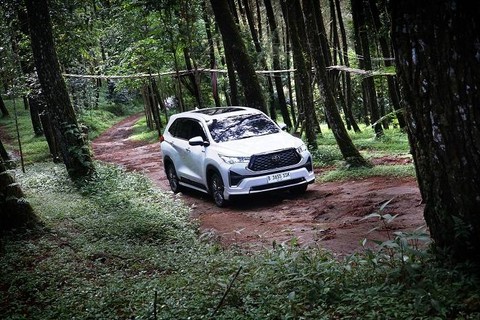 Berita Populer: Konsumsi BBM Kijang Innova Zenix Bensin; Pilihan Mobil Hybrid