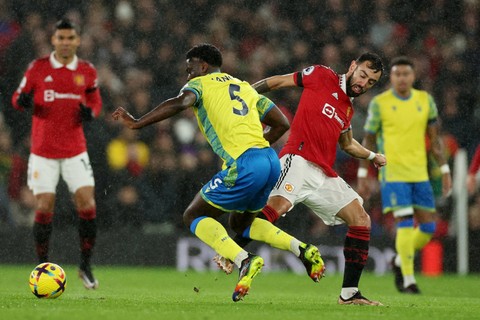 Pemain Manchester United Bruno Fernandes berebut bola dengan pemain Nottingham Forest pada pertandingan lanjutan Liga Inggris di Old Trafford, Manchester, Inggris.
 Foto: Phil Noble/REUTERS