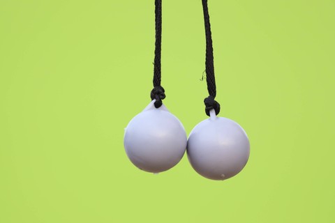 Permainan tradisional lato-lato. Foto: eko gemini/Shutterstock