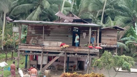 Diterjang Angin Puting Beliung, Atap Rumah Warga di Mamuju Tengah Beterbangan
