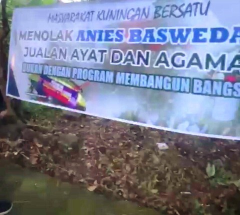 Warga di Kuningan Copot Paksa Spanduk Provokatif Tolak Anies Baswedan (1)