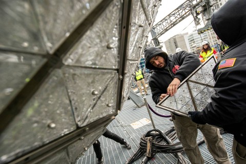 Foto: Pemasangan Kristal di Bola Malam Tahun Baru Times Square, New York
